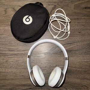 Beats Solo3 Wireless Bluetooth Over-Ear Headphones - Silver (MT293LL/A)
